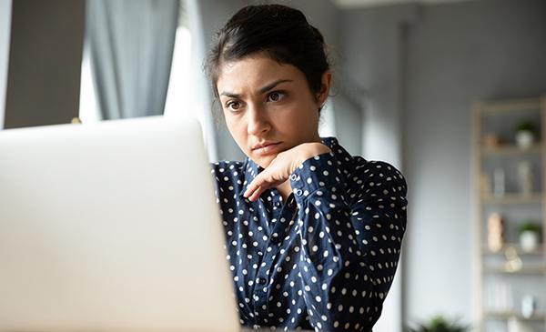 女人盯着她的笔记本电脑